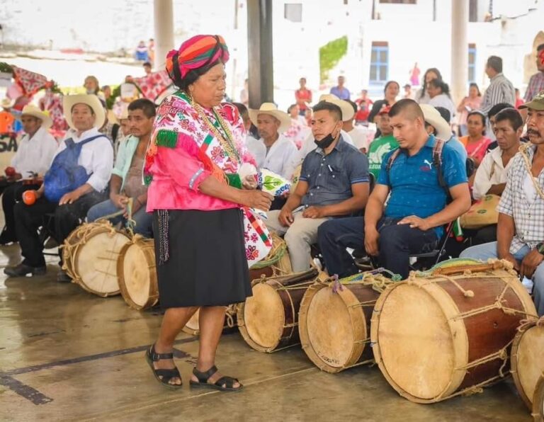 Tambores, máscaras y rituales tienen “alma” dicen los tének