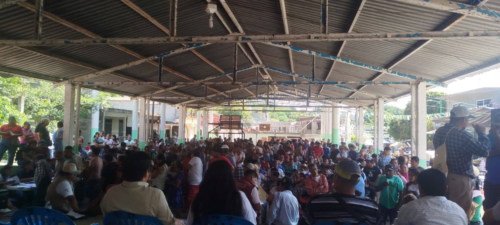 Funcionarios federales huyen de los indígenas