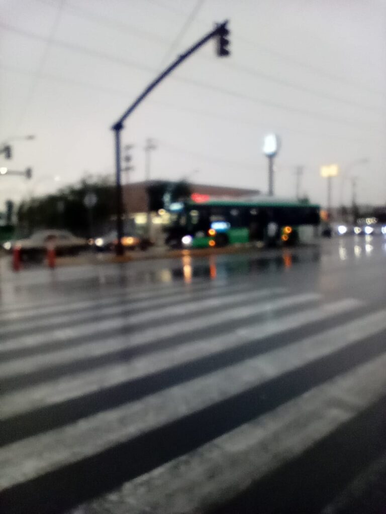 DERRAPA CAMIÓN DE ECOVÍA Y SE LLEVA SEMÁFORO