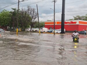 Tromba colapsa calles y servicios en Valles