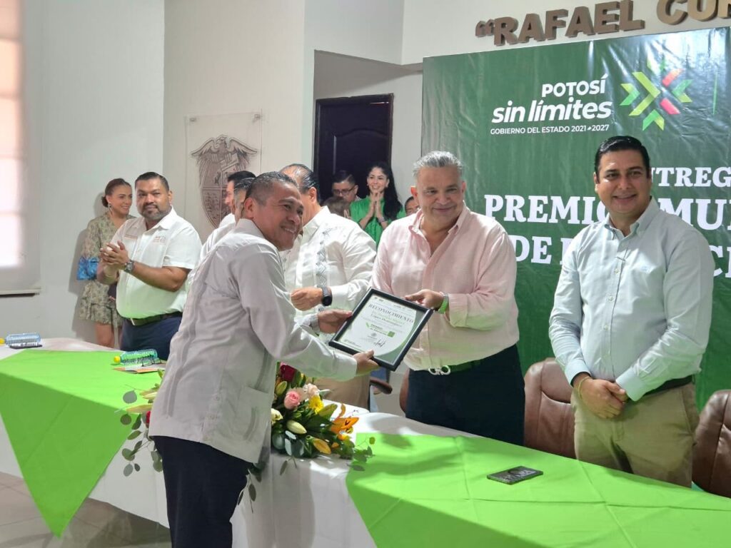 Reconocen a Porfirio López con Premio a la Educación