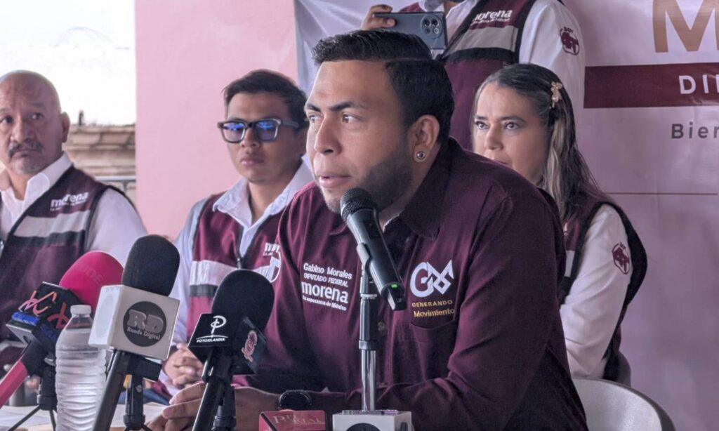 Gabino Morales le alza la mano a Gerardo Sánchez Zumaya