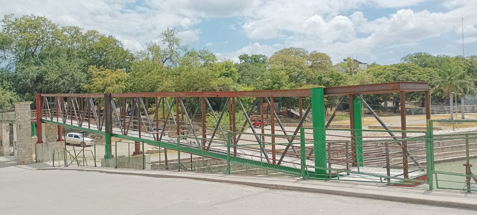 David Medina esconde cuentas de puente peatonal